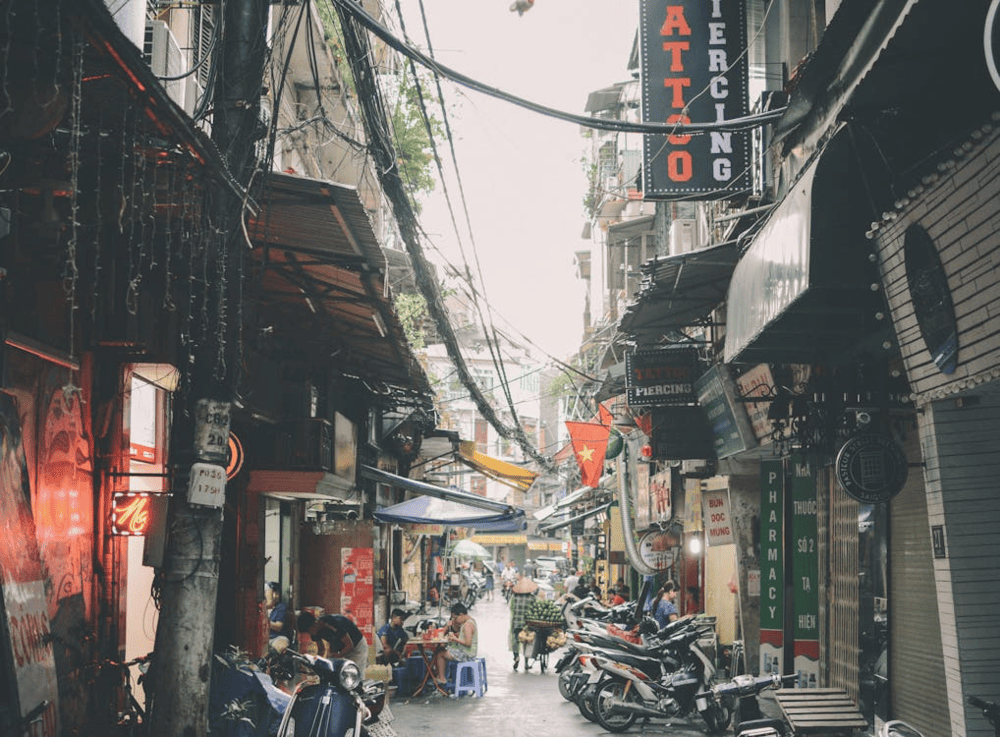 Dive into Hanoi&rsquo;s dynamic life on Ta Hien Beer Street, where cold beer, street food, and energy never sleep (Source: Pexels)